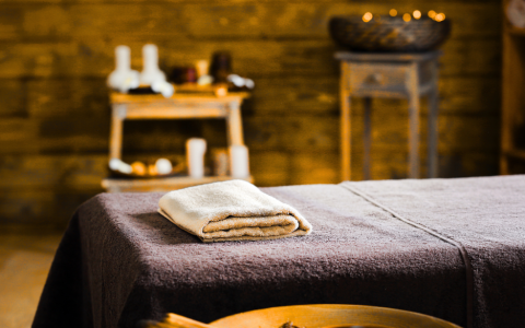 A kezelés során kényelmes ruhában egy masszázságyon fekszel.