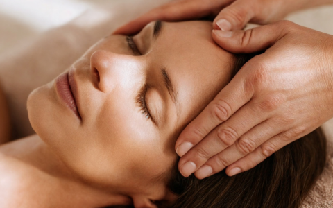 A fejen található 32 pontot érintem finoman.