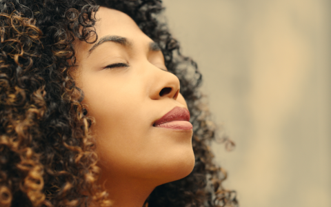 Nem szükséges beszélned, ellazultan pihenhetsz.